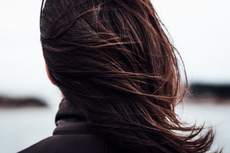 Pielęgnacja włosów zimą – jak zadbać o swoje włosy w trudnych warunkach?